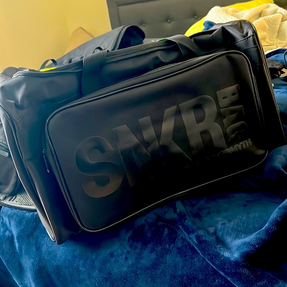 🚨NEVER USED SKRS bag…. good for travel, gym, sneakers, etc. ALL BLACK